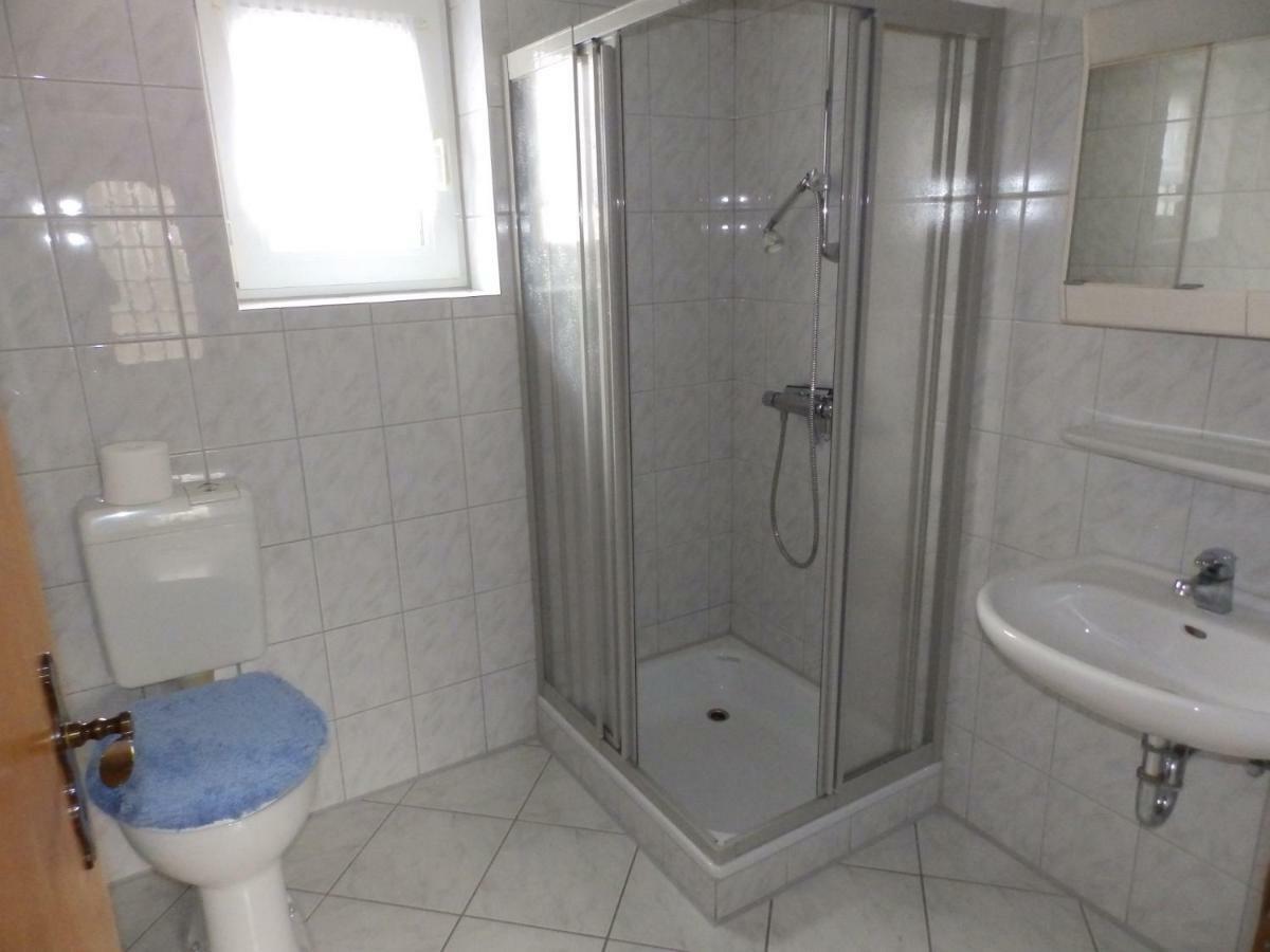 Preisbewusste Fuer 2 Personen U. Kleinkind *