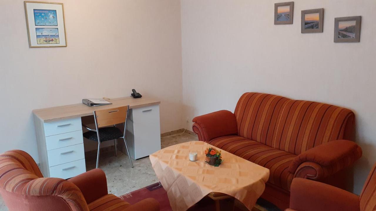 Preisbewusste Fuer 2 Personen U. Kleinkind